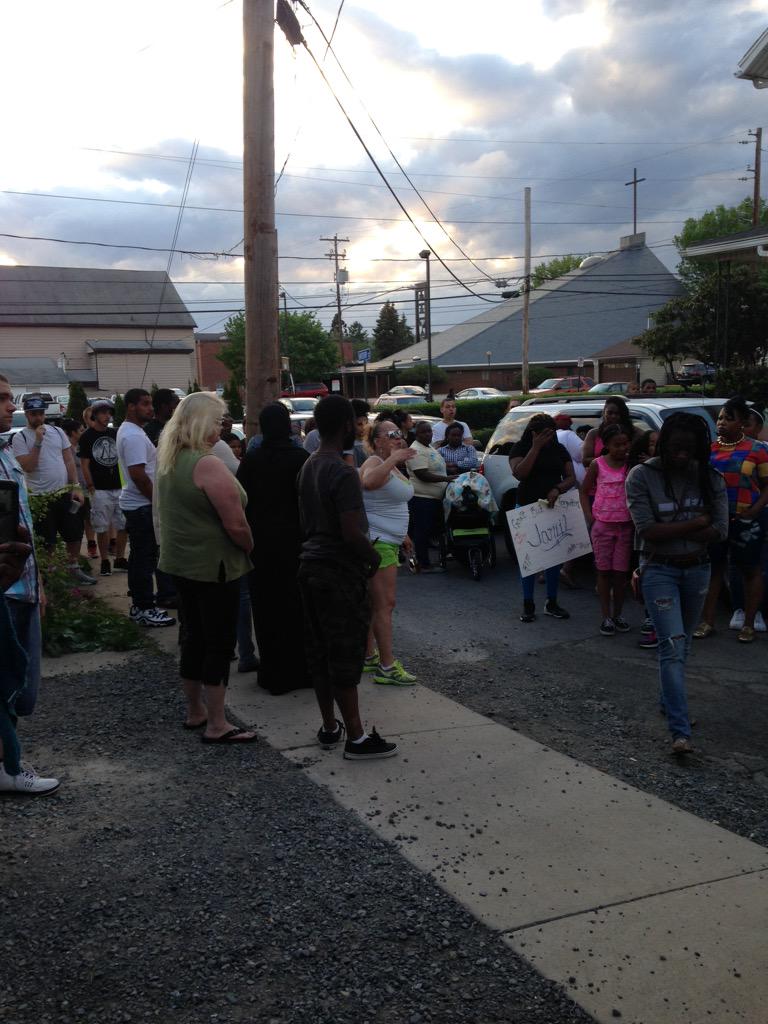 alichiaaa__'s tweet photo. Thanks to everyone who came out to support my family for Jamil's candlelight / walk #RIPMIL πΌπ½ rest easy cousin β€οΈππ½ http://t.co/RjDg7YhdQM