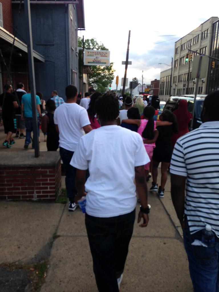 alichiaaa__'s tweet photo. Thanks to everyone who came out to support my family for Jamil's candlelight / walk #RIPMIL πΌπ½ rest easy cousin β€οΈππ½ http://t.co/RjDg7YhdQM
