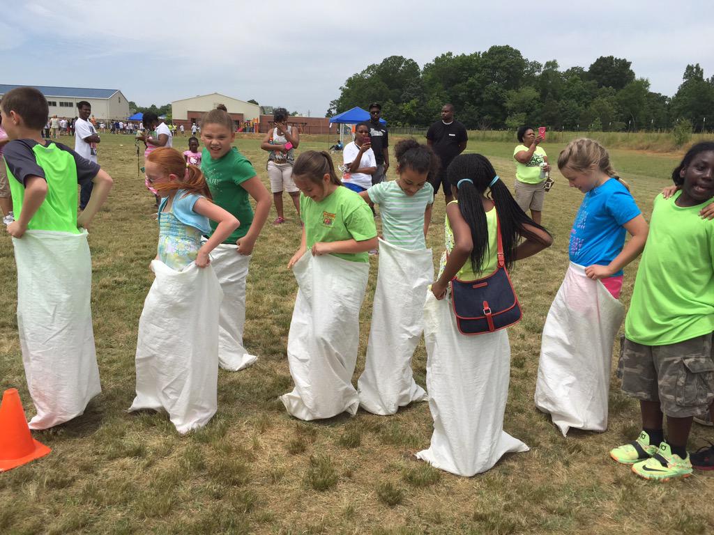 jnlooney's tweet photo. Sack Races! #jump #hesharvest #fieldday @HarvestElem http://t.co/ibCw6pVGeF