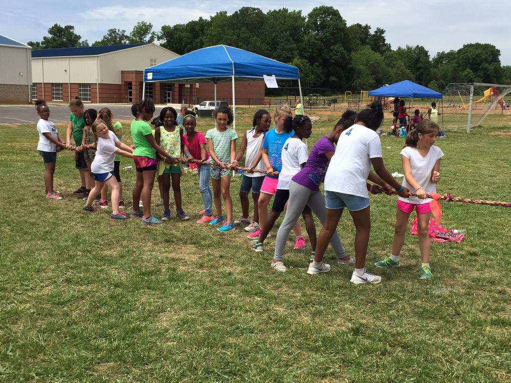 jnlooney's tweet photo. Tug of War at Field Day!!!! #hesharvest @HarvestElem http://t.co/1fZae061tV
