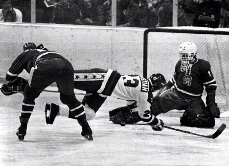 girl_iowagirl20's tweet photo. @usahockey Happy Birthday to #DaveChristian @WHockeytownUSA @WarroadChamber #ChristianBros @caryeades @UNDHockey http://t.co/0eGpr76G53