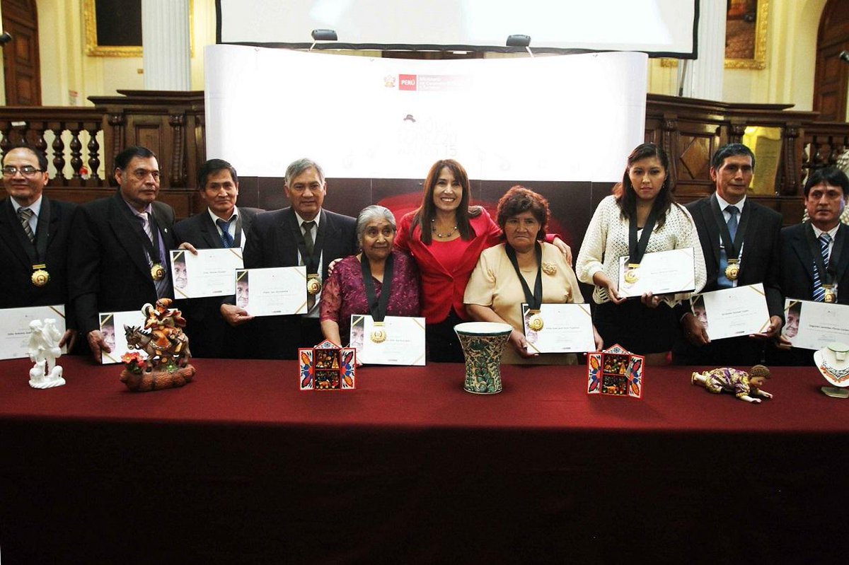 Mincetur y <a href="/congresoperu/">Congreso del Perú 🇵🇪</a> condecoran artesanos por reconocida trayectoria artística artesanal→ bit.ly/1zZ4RH5