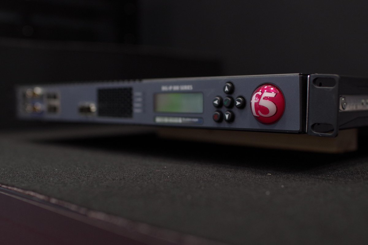 F5Japan's tweet image. #データセンター 構築運用展の弊社ブースに展示している ADC製品 #VIPRION です。 ツイッターで参加いただく企画として、撮影会を終日実施しています。みなさまのご参加をお待ちしています！ #F5JP