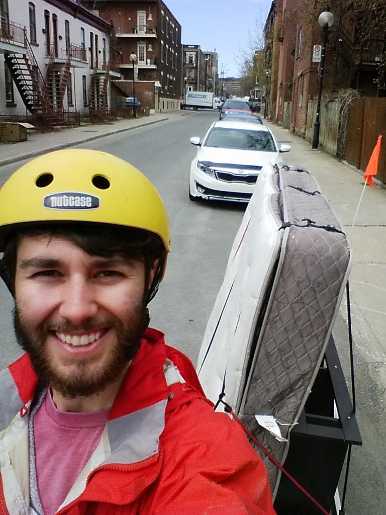 AndrewFarmEd's tweet image. Keeping Bike It Guelph alive in #Mtl! Helping some friends move to their new place. #movebybike