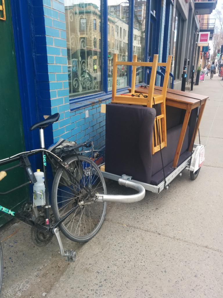 AndrewFarmEd's tweet image. Keeping Bike It Guelph alive in #Mtl! Helping some friends move to their new place. #movebybike