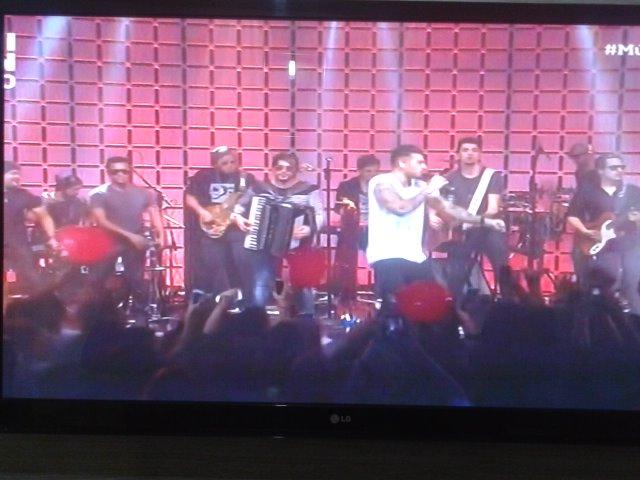 talia_souzza's tweet photo. Assistindo #músicaboa #lucaslucco.😍😍 http://t.co/jcvdqx3CAa