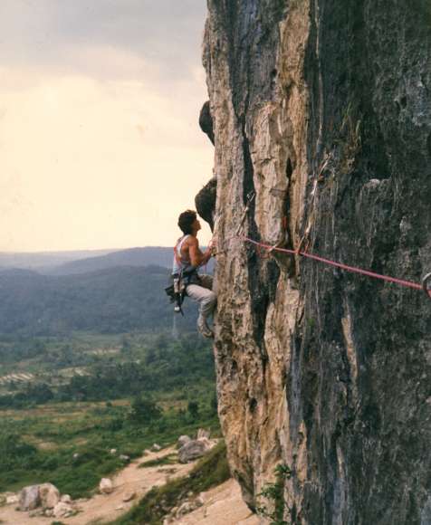 Uji adrenalinmu, Panjat tebing! » Olahraga Ekstrem di Tebing Citatah Bandung Barat bit.ly/1PFGRuj  #wisataBDG