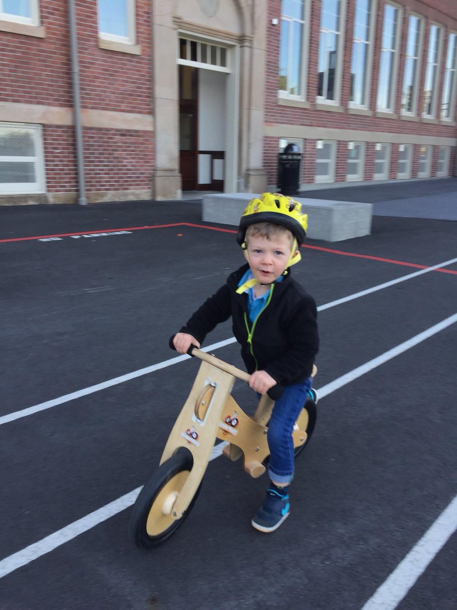 kinderfeets's tweet photo. This is the way I go to school… early in the morning! #toddler #balancebike #toys #schooliscool #notrainingwheels http://t.co/T3uo207Z3O