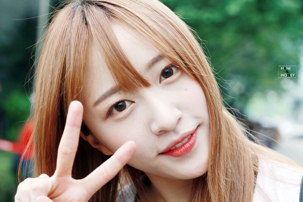 HaniisHoney's tweet photo. 150508 뮤직뱅크 중간 출퇴근 #EXID #이엑스아이디 #하니 미리보기 🌼그래요....얼빠 인정🙋(업로드가 계속 지연되네요 ...죄송죄송🙍이쁜 안희연의 고화질사진들 이번주안에 꼭 올릴게요!😙) http://t.co/FSeWGc5YAx