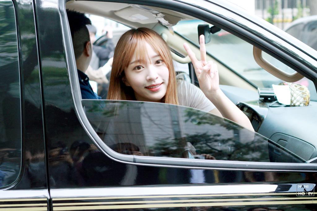 HaniisHoney's tweet photo. 150508 뮤직뱅크 중간 출퇴근 #EXID #이엑스아이디 #하니 미리보기 🌼그래요....얼빠 인정🙋(업로드가 계속 지연되네요 ...죄송죄송🙍이쁜 안희연의 고화질사진들 이번주안에 꼭 올릴게요!😙) http://t.co/FSeWGc5YAx