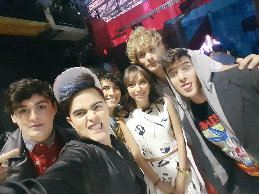soynatilieber's tweet photo. "@urbandfive: #selfie con @Natalia_Tellez aquí en la #FinalNewGeneration @tvtelehit http://t.co/p067uIUhWG" 😍😍