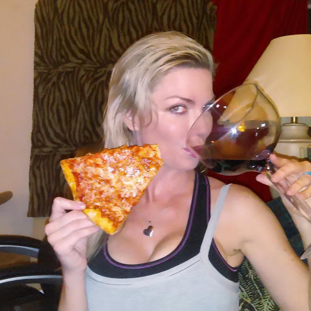 jillianchiappon's tweet photo. #redwine #pizza #perfect #simple #dinner #awecmon #comedy #laugh #funny #hilarious #jillagain #standup #jokes #funny http://t.co/NjoWnPB159