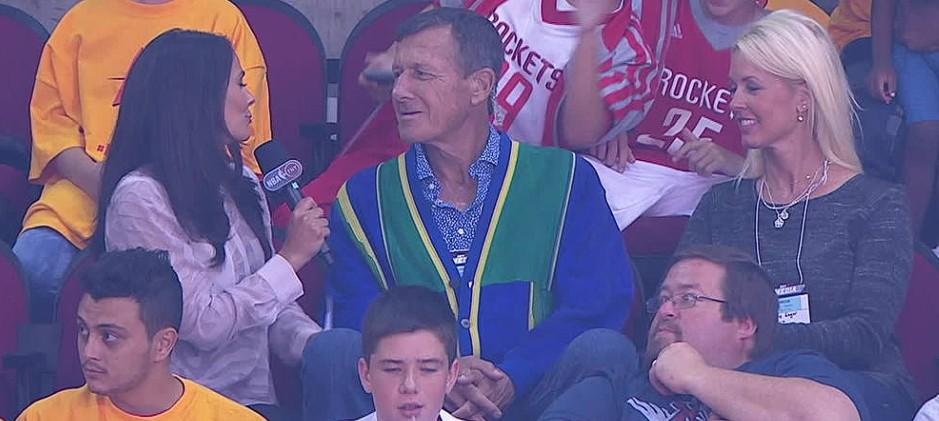 NBAcom's tweet photo. ICYMI, Craig Sager joined @NBAonTNT during the first quarter of #ROCKETSvCLIPPERS:

WATCH » http://t.co/hJxgMVhd0h http://t.co/BfgQTFbnqr