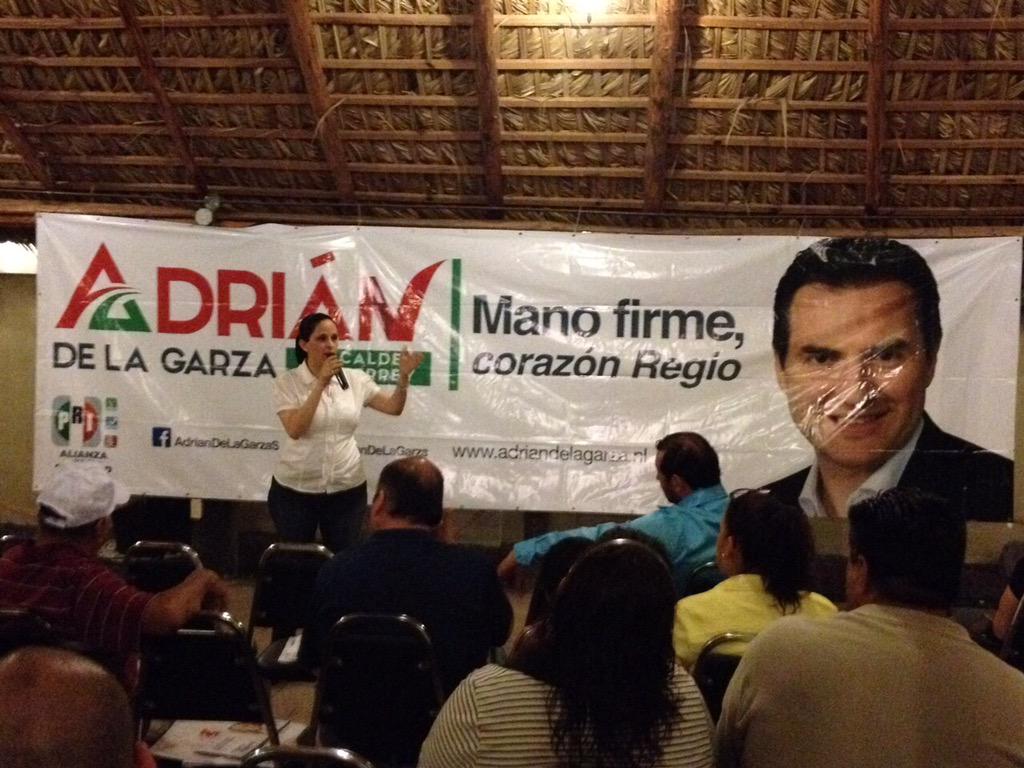 mayela_quiroga's tweet photo. Con el próximo Alcalde de Monterrey, Adrián de la Garza, en reunión con los vecinos de la colonia Puerta de Hierro http://t.co/MgI7M3czDg