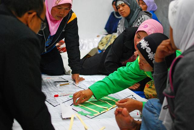 WorldBankGroup's tweet photo. How does social accountability lead to positive development outcomes? @WorldBankLive May 18: http://t.co/E5wpcuoOQS http://t.co/oKbuNmSsCi