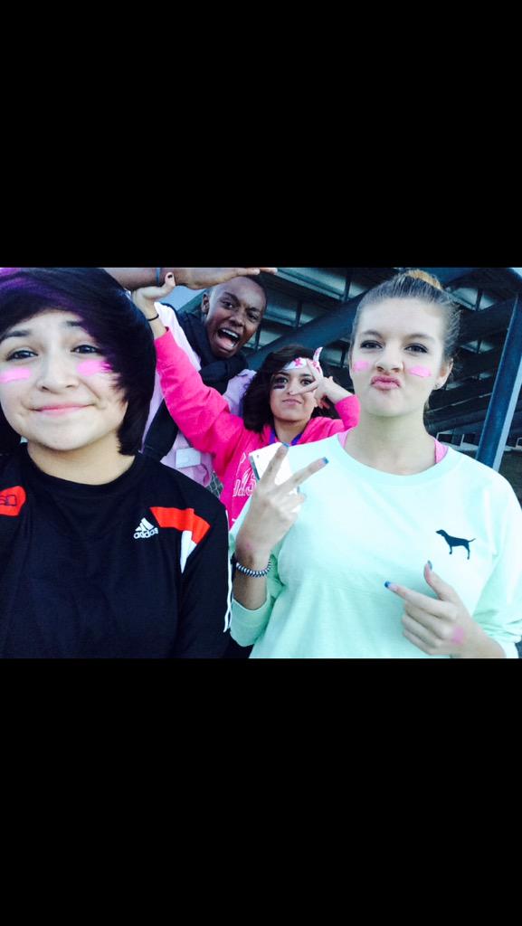 PinaSally's tweet photo. Omg throwback to the beginning of the year😂✋😍 http://t.co/iLzJjRY6I0
