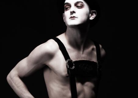 playbill's tweet photo. VID ALERT! @WesTayTay is giving us all the feels in #Cabaret at @sigtheatre.
http://t.co/arNdxQZnOk http://t.co/IHe4E8dsi2