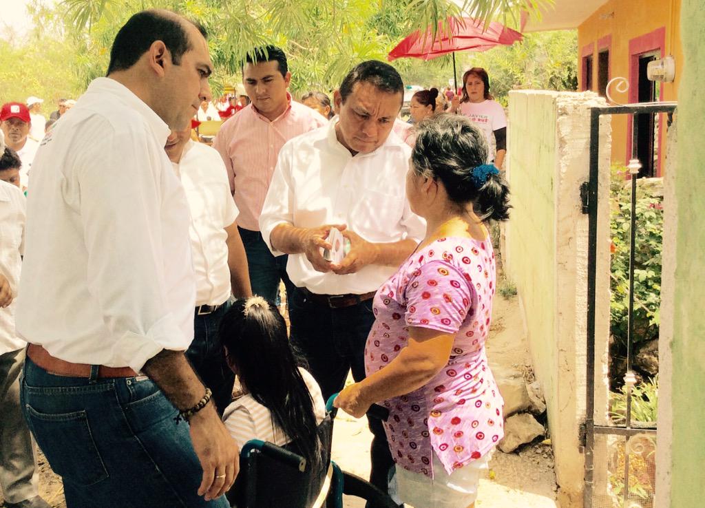 RedCervera's tweet photo. Visitamos casa por casa sin distinción, llevando nuestras Propuestas #PRI #FelipeCervera http://t.co/xDowaHhoe6