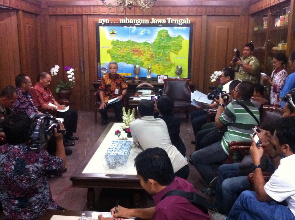 pesonaSMG's tweet photo. Pemkot SMG Menghitung Total 27 M tp stelah dihitung lg Oleh Pemprov Jateng yg dibutuhkn 21 M u/ psr smntra #SaveJohar http://t.co/mZrkgsQF3v