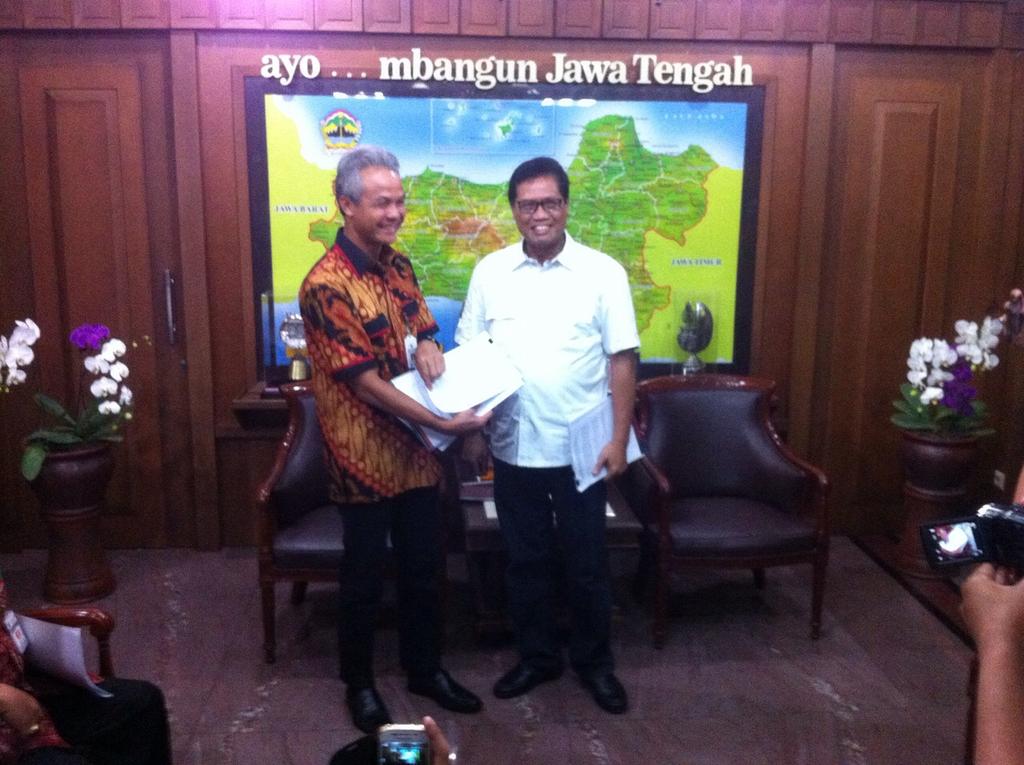 pesonaSMG's tweet photo. Nantinya Pemprov Jateng akn bantu sbesar 13 M. @bank_jateng jg akn bantu 3 jt kpd stiap pedagang. Bangkit! #SaveJohar http://t.co/CjUDkDgI5X