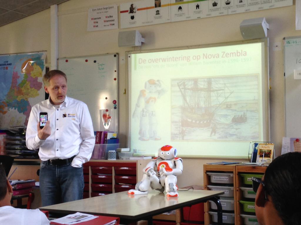 FonteinAlkmaar's tweet image. Vandaag hele bijzondere invalmeester in groep 8. #nao #naonext #robotsinhetonderwijs