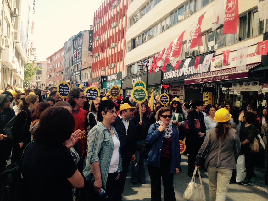 UcarSezin's tweet photo. Insanca yaşam, güvenceli iş, Güvenli gelecek için grevdeki büro Emekçileri ile Eylemdeyiz #SomaİcinAyaktayız http://t.co/UHlYoJ519T