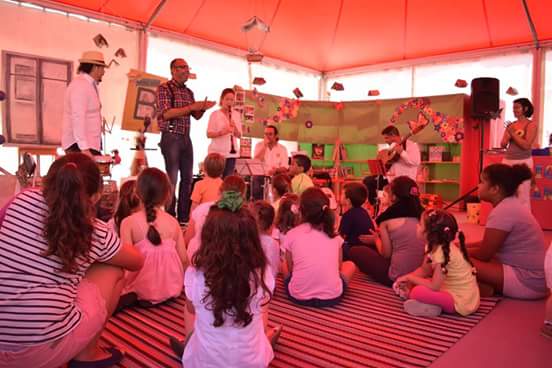 Ed_Salitre's tweet photo. Atmósfera muy fresa para la mañana en la Feria del Libro. ¡Gracias a todos por venir! 😄 http://t.co/kLSX5xj5Nx