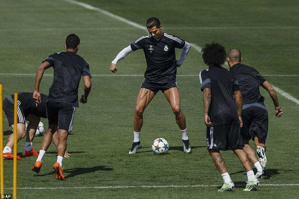 Bolanet's tweet photo. [Video] http://t.co/bgwf8hBPvu - Monster! Tunjukkan Kaki Berotot, CR7 Gegerkan Internet http://t.co/ABfiXDjpJw