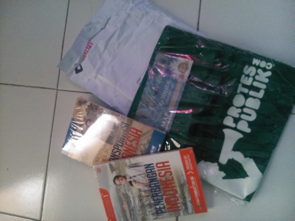 m10snain's tweet photo. Trmaksih @protespublik paket hadiah sdh datang. Jgn berhenti 'kawal' masyarakat ya :D http://t.co/Dt5YPO0KMH