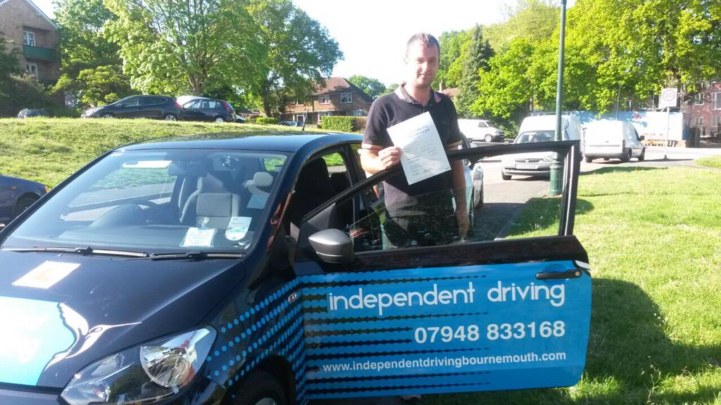 IndependentDB's tweet photo. 2 from 2 this morning. Tom got his full driving licence. http://t.co/LzFOpiE8rS