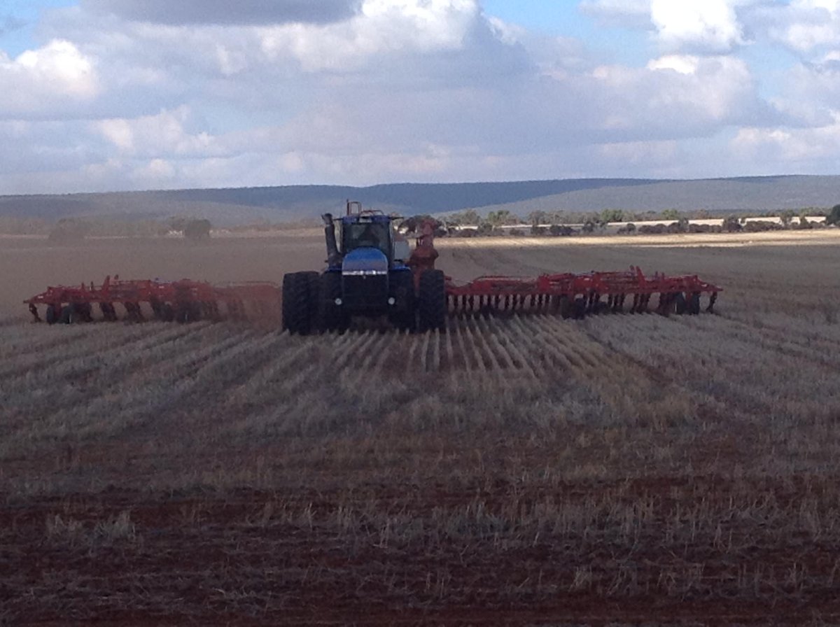 GribbleRC's tweet photo. Punching the hectares away for #seeding15. 20mm of #rain any day soon would be very handy. #Riverina http://t.co/MU1BG8XG5e