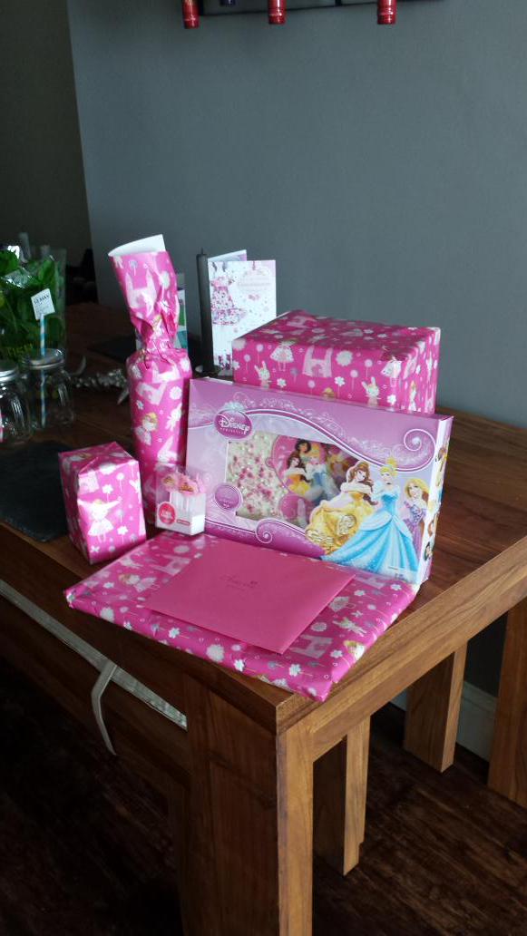 CharlieWJ1's tweet photo. Being a Princess doesn't have an age on it! Happy Birthday to me! Yay!👸🎂🎁🎉 http://t.co/4lVwj8F4hG