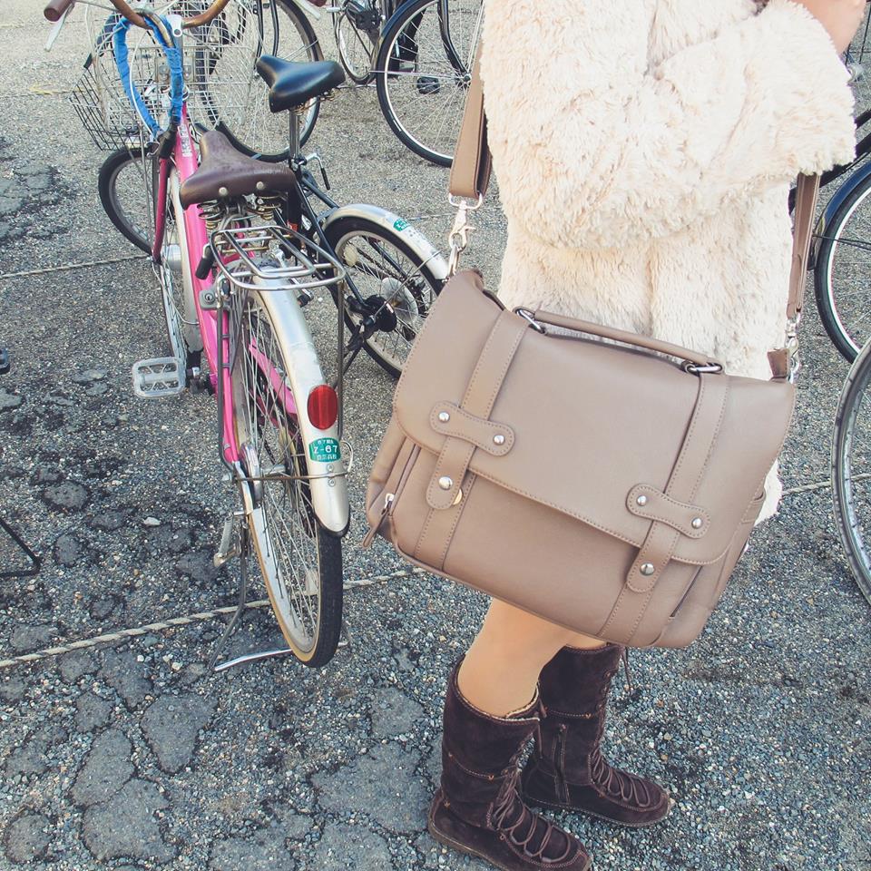 Lei_Momi's tweet photo. We're on location today with the faux leather water-resistant Alice Dusty Grey...the ultimate #photography assistant! http://t.co/aXoLfaMSzA