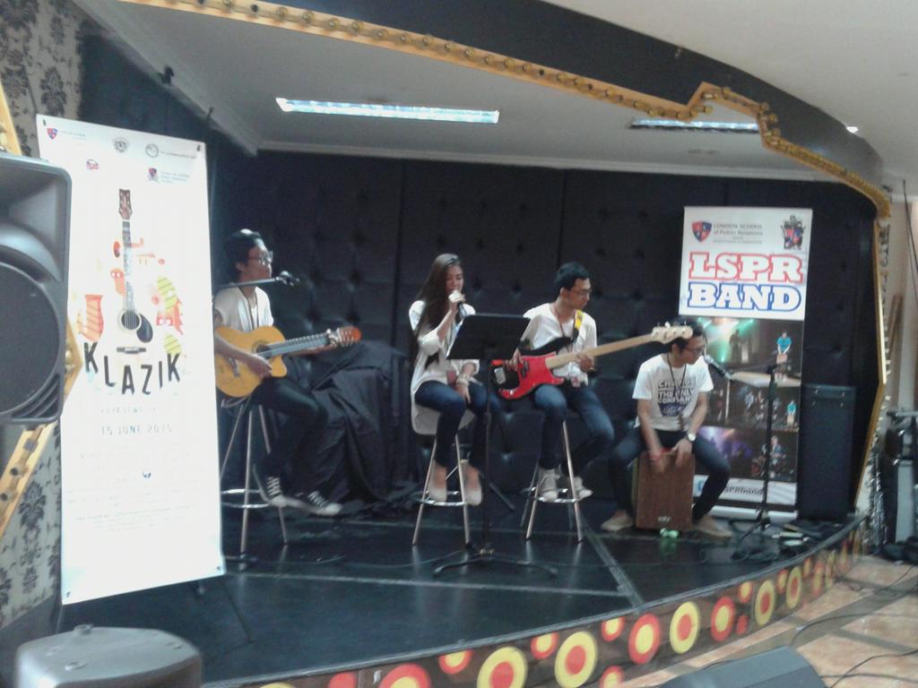 klazikproject's tweet photo. Hai KLAZIKERS yuk merapat k kantin kampus b LSPR. Skrg ad penampilan dr @LSPRband . http://t.co/KTPoR68Q5I