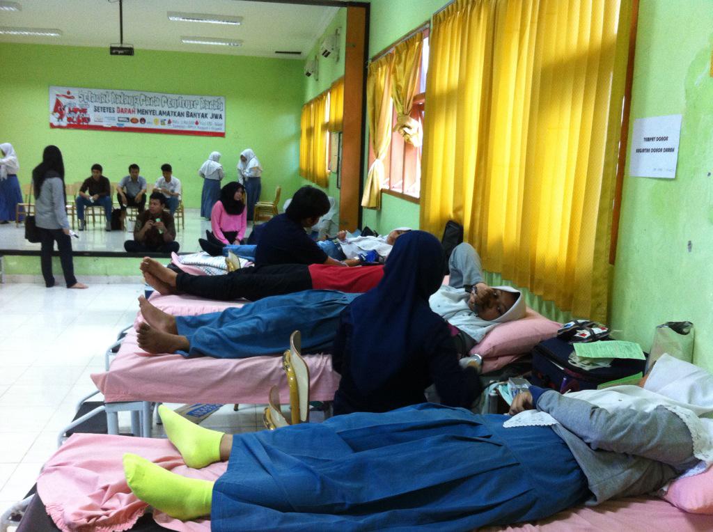 SMANSAthok's tweet photo. Intip yuk suasana donor darah di sini, banyak temen2 dari Smansa yg juga ikut berpartisipasi berdonor darah☺️ http://t.co/4g3785YDY6