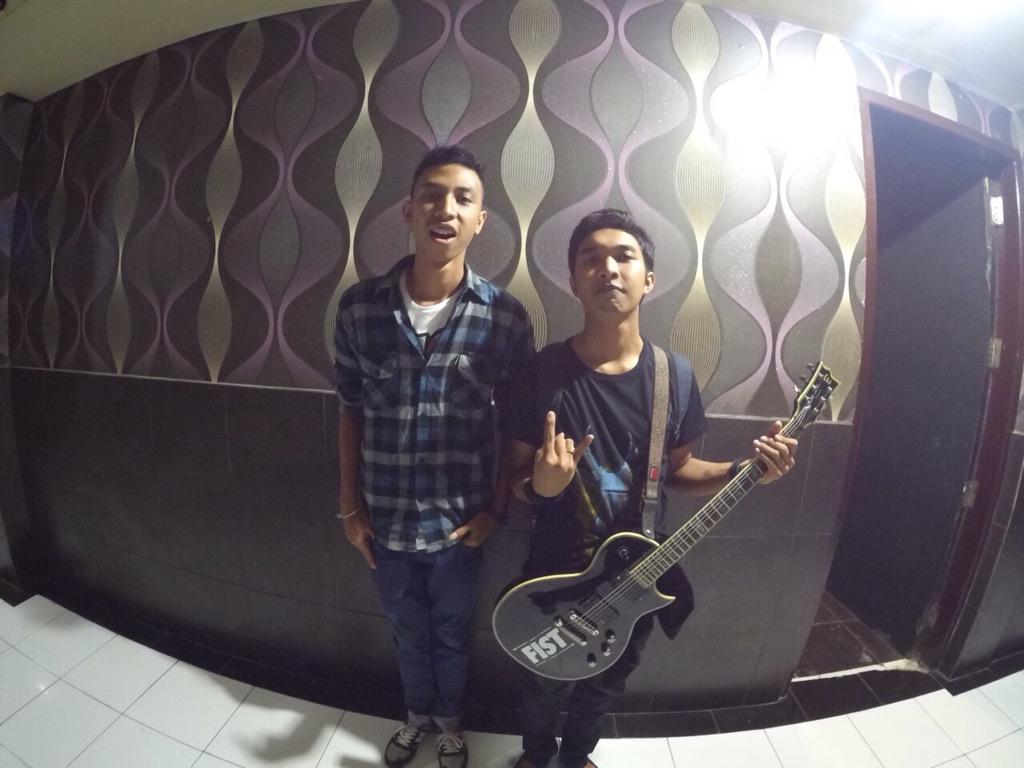 FIST_Hardwear's tweet photo. Our rider @gunkdeyoga &amp; @rahlanang from @CrownCrust last night ! http://t.co/gjkB9XVliS