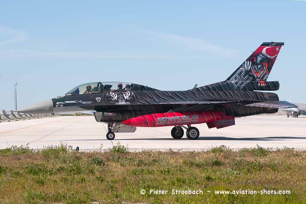 CosmoSpotter's tweet photo. The @HvKK_TurAF #192Filo usually has 2 @LockheedMartin #F16's in Tiger colurs @NatoTigers #avgeek #NTM2015 8/10 http://t.co/5GkstT3R3f