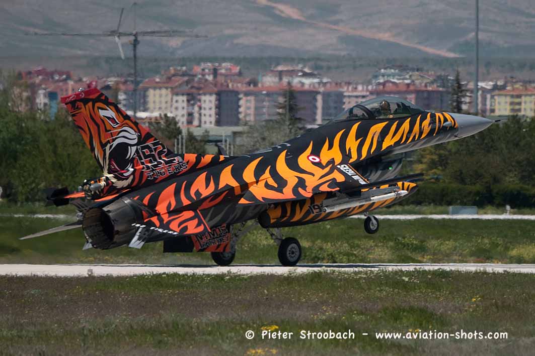 CosmoSpotter's tweet photo. This is the @HvKK_TurAF #192Filo single seat @LockheedMartin #F16 in Tiger colurs @NatoTigers #avgeek #NTM2015 9/10 http://t.co/rsD5Uc95b8