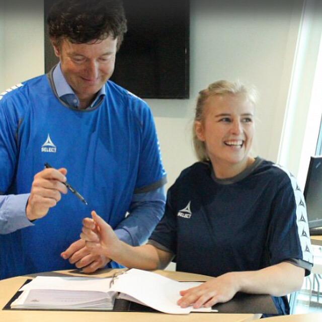 stabakelite's tweet photo. Vi har gleden av å ønske Jenny Sneve velkommen tilbake til Stabæk! #stabækhåndball http://t.co/sfi7qc5hAh