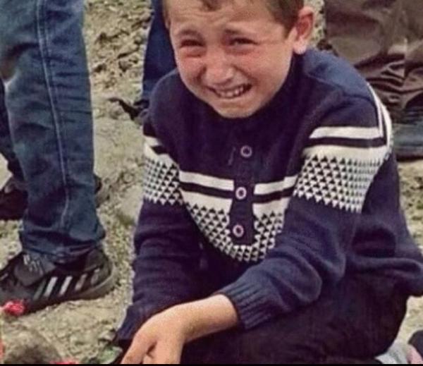 ekspreshabercom's tweet photo. "Bir adam öldü demek kolay, bir de babam öldü demeye çalış" Soma'da 432 çocuk babasız kalalı 1 sene oldu. http://t.co/WVL9m3L20S