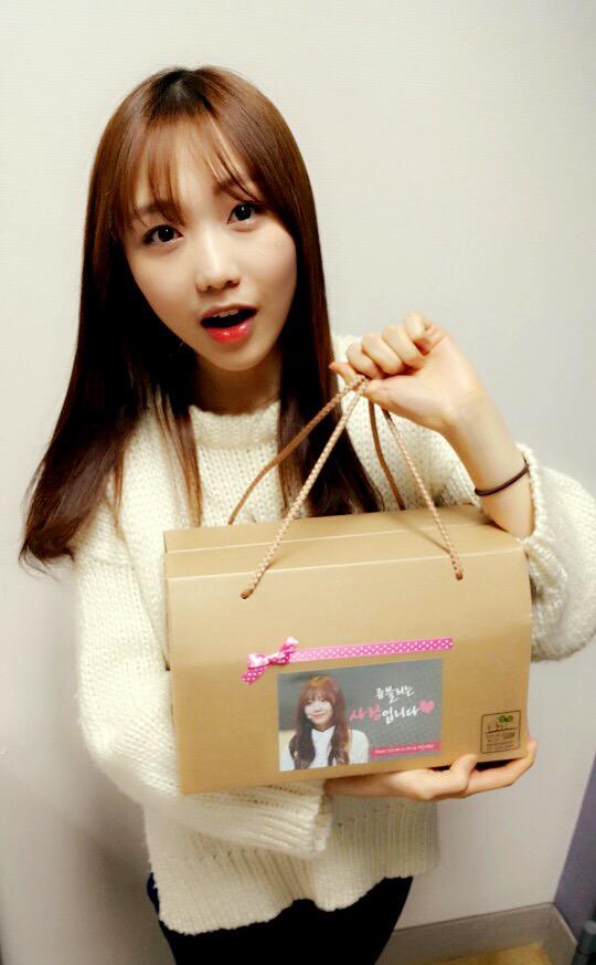 [#Lovelyz] 화요일에서 수요일로 넘어가는 밤에 만날 수 있는 #러블리즈 의 보석 수정! 라디오 생방 전에 찍은 수정이의 셀카 보시고 지금처럼 쭈욱 #정준영의_심심타파 놓치지 말고 들어주세요~!