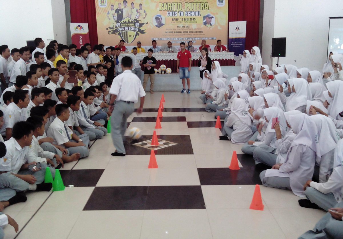 HMC_Banjarmasin's tweet photo. Aksi Dribling bola bersama SANG BINTANG @Andrezinhofer #MomentGoesToSchool2015 @infoMAN2BJM http://t.co/QagBO4kGh1