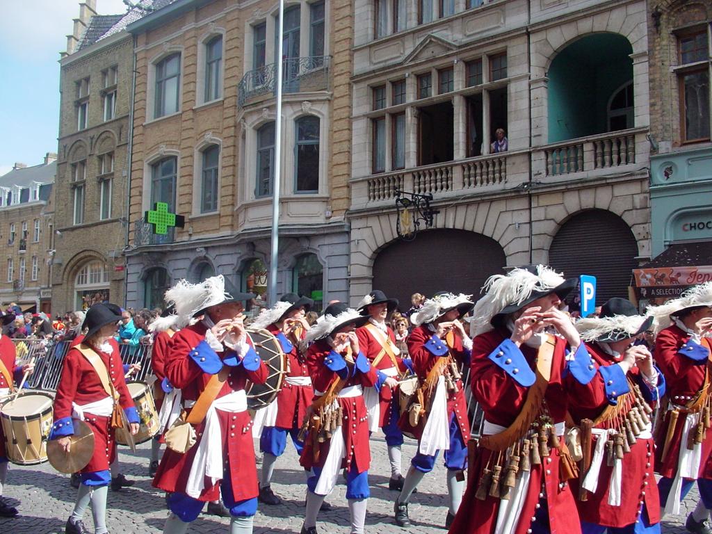Atsuko Tibis フランス滞在ブログ 更新しました ベルギー イーペルの猫祭りに行った 猫 猫 猫 猫祭り のメイン パレードをご紹介です Http T Co Iu23uztoew 猫祭り イーペル ベルギー Http T Co W75b17tedi Twitter