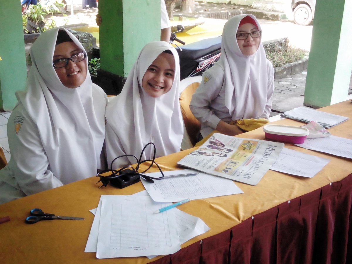HMC_Banjarmasin's tweet photo. Makasihhhh ya Adik-adikku OSIS @infoMAN2BJM udah bantuin registrasi pesera #MomentGoesToSchool2015 http://t.co/JC7wXIz8cU