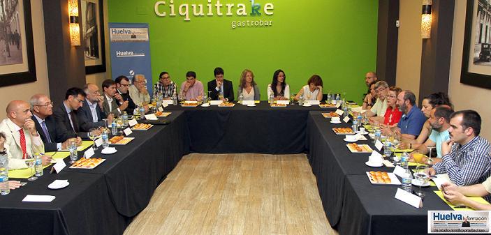 huelva_info's tweet photo. #24M #huelva Recorte del gasto y mantenimiento de los servicios públicos, claves para IU. http://t.co/OpwrRkwNiK http://t.co/ikZnF1nRnz