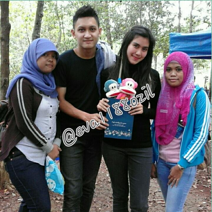 EvaCapRisTo's tweet photo. With #junnas @JuanBenedict @RealSyahnazS @ShanahAlvaroMrz @realjunnas http://t.co/WrbI4CieFF