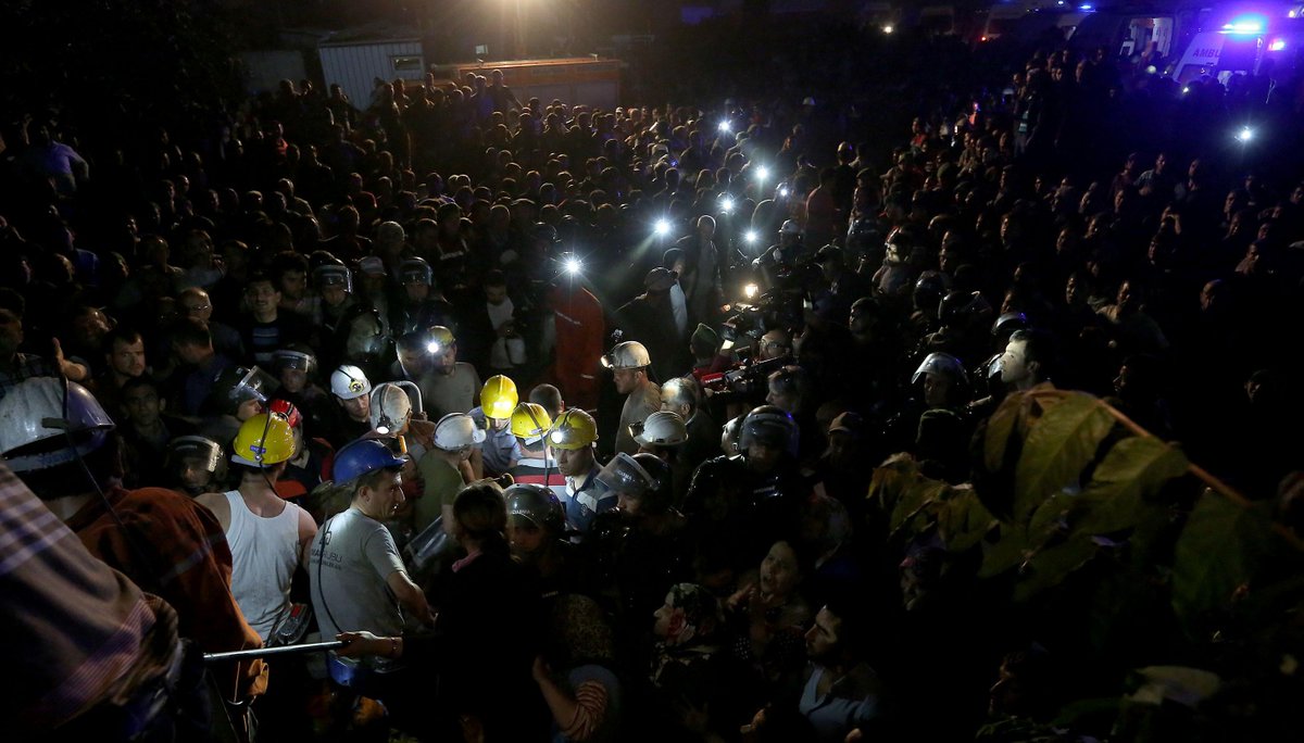 Kozagenclikdern's tweet photo. #SomayıUnutma Soma'nın 1. yılında 301 madencimizi saygı ve rahmetle anıyoruz.. http://t.co/VnLwiHtK3c