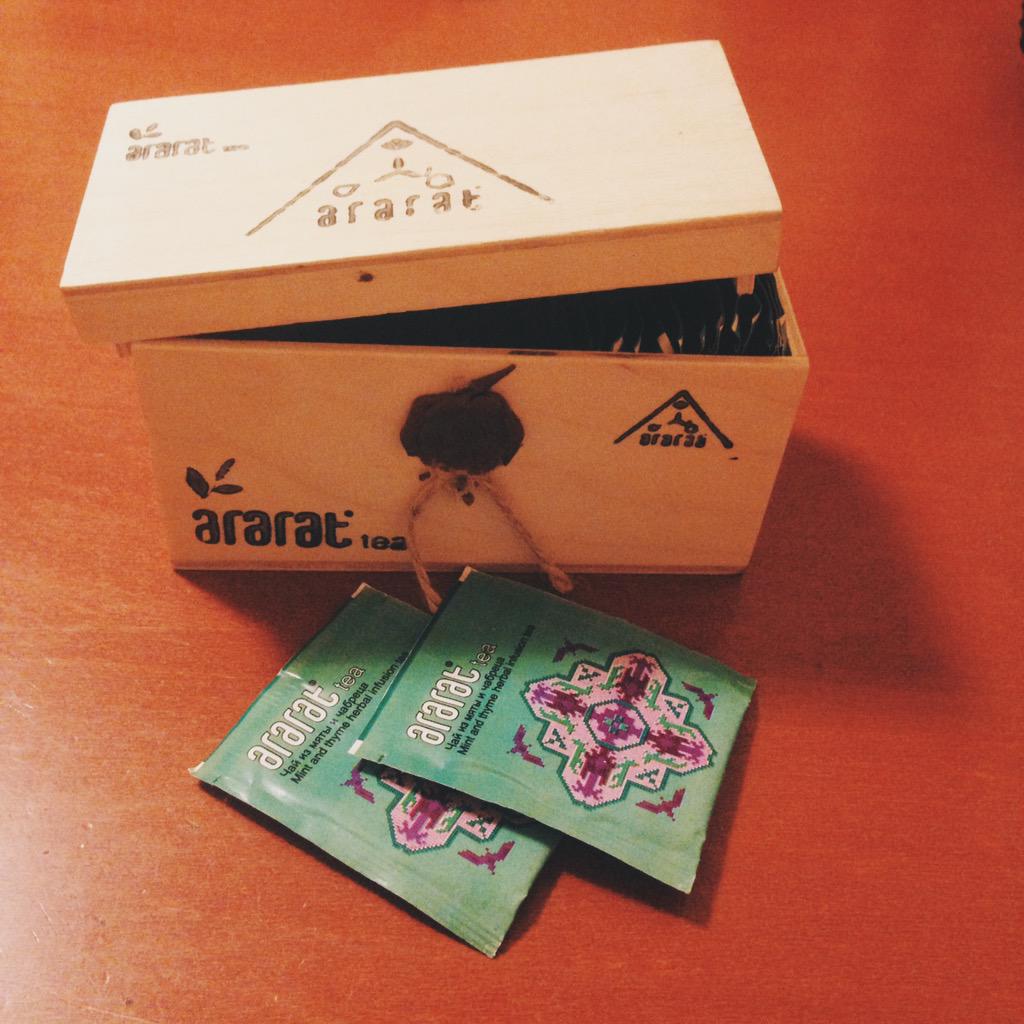 anch_d's tweet photo. Чай, прямиком из Армении, оказался моим любимым. Чабрец и мята 😊🌾☕️ http://t.co/PznJuqiMfg