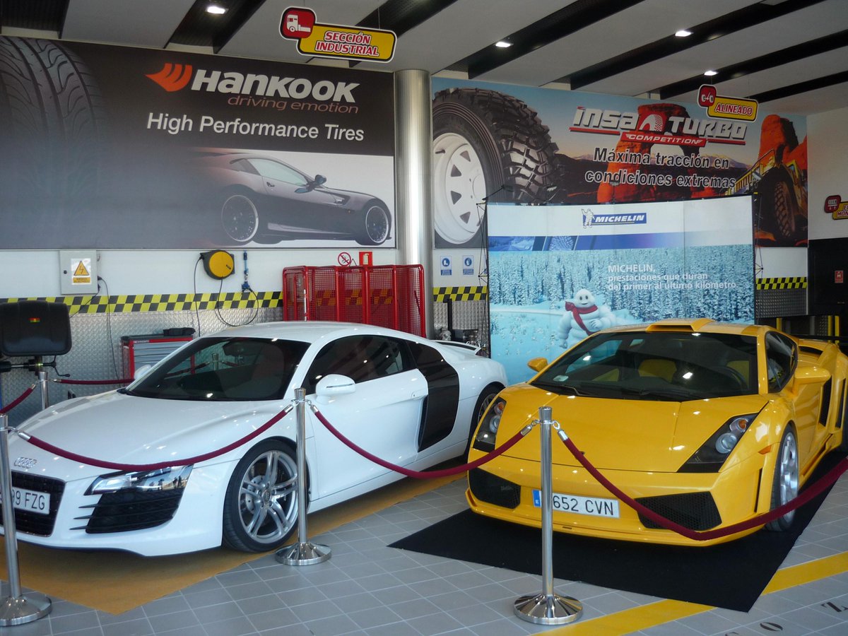 MONTRASER's tweet photo. LAMBORGHINI vs AUDI  #gallardo #R8 #alquiler http://t.co/ury1MGverS