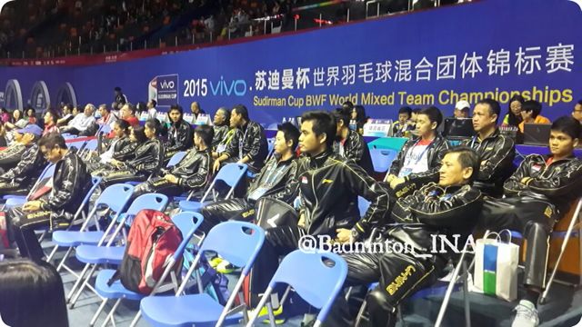 INABadminton's tweet photo. Tim Indonesia sedang nonton partai Greysia Nitya vs Maiken/Maria #GoIndonesia #SudirmanCup http://t.co/OzycLVudhC